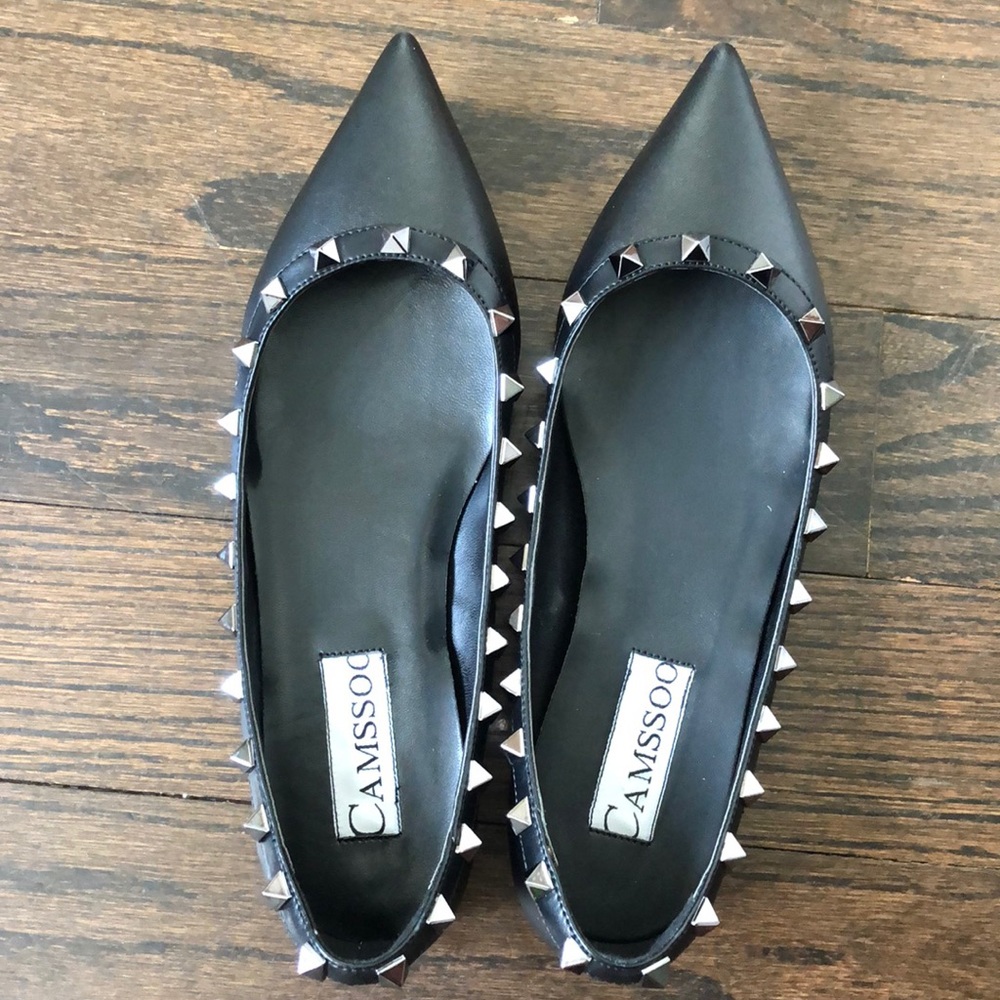 Pointed studded flats